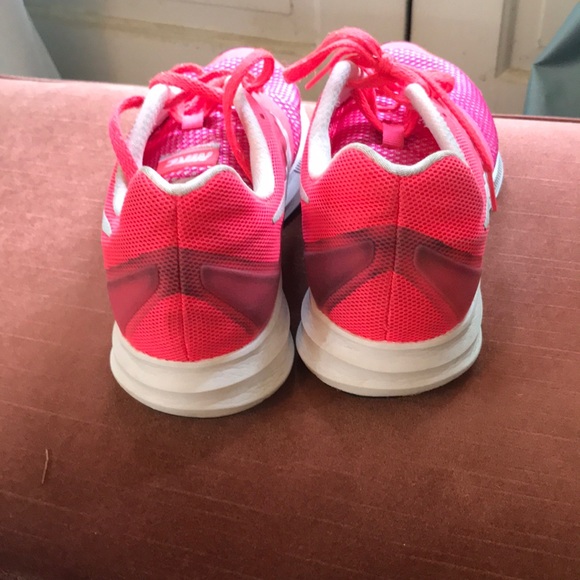 Woman’s Nike shoes. - Picture 4 of 6